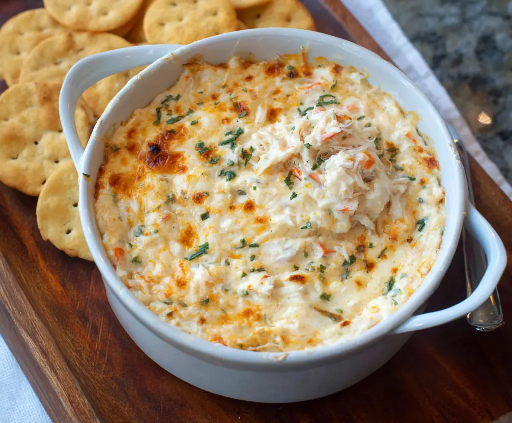 Creamy Crab Dip served with crackers, perfect for appetizers and parties.